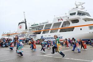 多くの観光客を歓迎した「島びらき」＝１日、粟島浦村の粟島港