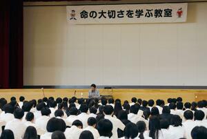 高校生が交通事故の被害者遺族の話を聞いた「命の大切さを学ぶ教室」=三条市北入蔵2