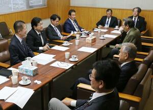 塚田一郎氏の新潟支部長辞任を了承した自民党新潟支部の役員会=11月18日、新潟市中央区