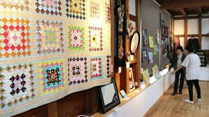 出品者の思いが詰まった作品が並ぶ「みんなの展覧会」=三条市本町6