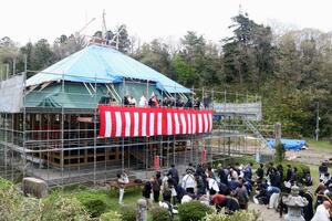 再建が進む妙照寺の本堂。工事の無事を祈って棟上げ式が行われた=佐渡市市野沢
