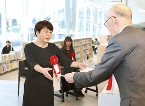 西脇順三郎賞の表彰状を受け取る野木京子さん。右後ろは新人賞のみみやさきちがこさん=3月8日、小千谷市本町1