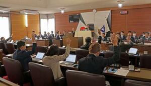 　町職員がカスハラを受けたとして、住民１人を提訴する議案を議決した愛知県美浜町議会＝１１日午前