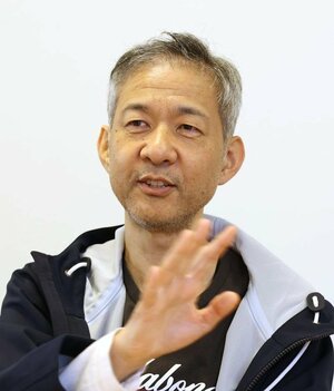 「作品をきっかけに田中角栄や政治に興味をもってほしい」と話す中村ノブアキさん=新潟市中央区