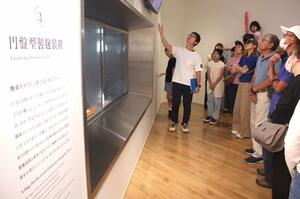 魚沼醸造の工場で、米こうじの製造工程ラインを見学した参加者たち=魚沼市十日町