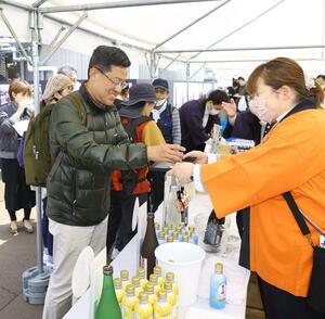 来場者が日本酒の試飲やジャズを楽しんだ「吉乃川蔵開き」=4月20日、長岡市摂田屋4