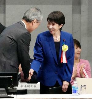 経団連の審議員会に出席し、筒井義信会長(左)と握手する高市首相=25日午後、東京・大手町の経団連会館