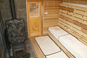 青芳が工業団地の一角に新設したサウナ。社内のリノベーション事業部が建築の多くを手がけた＝燕市小池