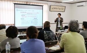 観光関係者らが佐渡観光の現状や課題を学んだ講演会＝佐渡市相川塩屋町