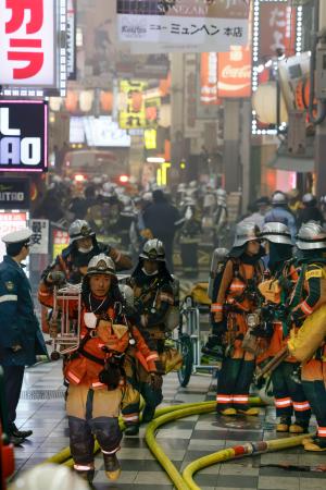 　火災の発生で騒然とする大阪市北区の繁華街＝１８日午後８時４５分