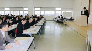 タブレット端末で児童生徒へのアンケートをする方針が示された県立学校長会議＝１０日、新潟市中央区