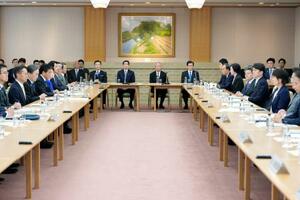 衆院議長公邸で開かれた皇族数確保に関する全体会議=15日午後