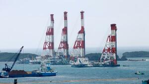 　米軍普天間飛行場の移設先、沖縄県名護市辺野古の大浦湾で軟弱地盤を改良するための大型作業船＝９日