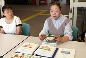 柏崎市の防災ガイドブックや津波ハザードマップを点訳した柏崎点訳奉仕会の坂爪文子会長(右)とメンバーの薄田玉恵さん(左)=柏崎市豊町
