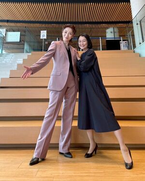 メディアシップの階段で遠藤麻理さんと宝塚風に撮ってみました。