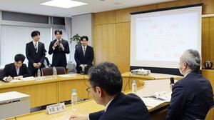 受賞したアイデアを報告する新潟大学の大学院生ら＝新潟市役所