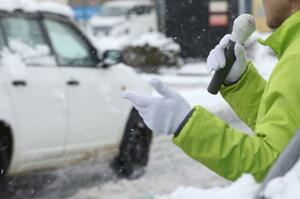 衆院解散後初の週末を迎え、雪の中で街頭演説をする立候補予定者＝２４日、新潟市東区