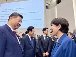 ＡＰＥＣ首脳会議前に中国の習近平国家主席（左）とあいさつを交わした高市首相＝１０月、韓国・慶州（高市首相のＸから）