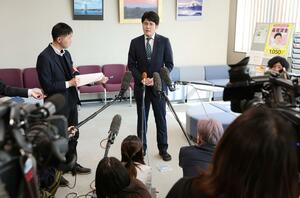 連合新潟の執行委員会であいさつ後、報道陣の取材に応える土田竜吾県議＝２７日、新潟市中央区