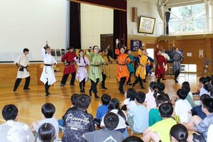 東小千谷小学校の児童と交流するモンゴルの高校生=9日、小千谷市旭町