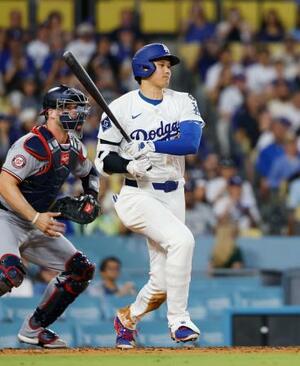 ナショナルズ戦の4回、右前適時打を放つドジャース・大谷=ロサンゼルス(共同)
