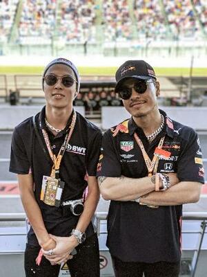 鈴鹿サーキットでF1を観戦した小林陵侑(左)とAK―69さん=2019年10月(Flying B Entertainment Inc.提供)