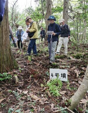多くの参加者が専門家の説明を聞き、散策した古墳群の見学会=佐渡市秋津