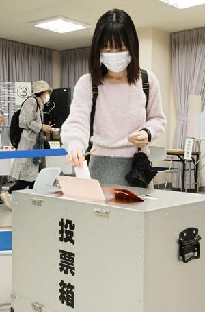 県議選・新潟市議選の期日前投票する有権者=4月1日、新潟市中央区の中央区役所