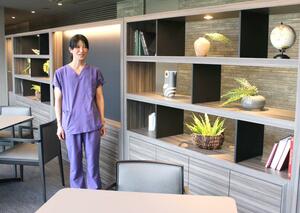 院内のラウンジで開院への思いを話す院長の八幡夏美さん=長岡市稲葉町