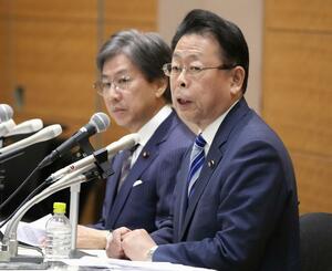 新党「中道改革連合」の綱領を発表し、記者会見する立憲民主党の安住幹事長（奥）と公明党の西田幹事長＝１９日午前、国会