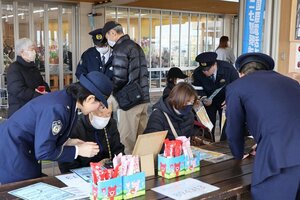 特殊詐欺被害防止のため、国際電話の利用休止などを呼びかける警察官ら＝新潟市西区亀貝