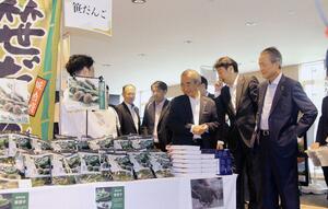 会場に並んだ県産品を眺める(右から)経団連の筒井義信会長、東京電力の小早川智明社長、花角英世知事=16日、東京・大手町