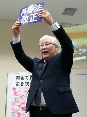 　再審開始が決まり、喜ぶ阪原弘さんの長男弘次さん＝２５日午後、国会