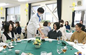 調理を学ぶ生徒が保護者をもてなした西洋料理の試食会＝新潟市中央区学校町通２