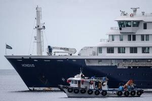 小型船でクルーズ船から離れる乗客=5月、スペイン・テネリフェ島(ゲッティ=共同)