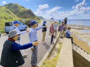 秋の小木半島を散策するメンバー=佐渡市
