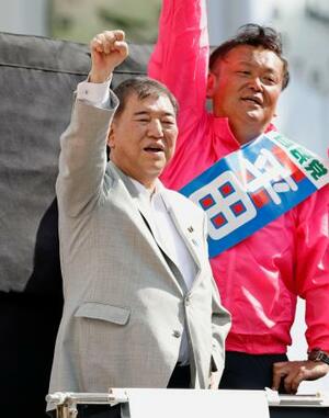 東京都議選の選挙戦最終日、候補者の応援演説に入った自民党総裁の石破首相=21日、東京都葛飾区