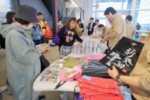 イベントの中止を受け、新発田市役所に開設されたコラボ商品の販売コーナー=14日、同市中央町3