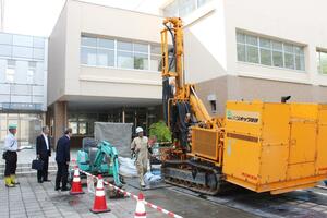 地中熱を地上に伝えるヒートパイプの敷設工事=長岡市上富岡町