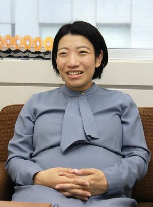 第3子の出産を控え、産休に入る県議の荒木法子さん=2月5日、県議会