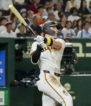 4回巨人無死、キャベッジが右越えに本塁打を放つ=東京ドーム