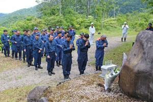 浅草岳遭難事故の犠牲者の冥福を祈る関係者=10日、魚沼市大白川