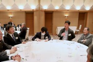 「上越地域米『未来へつなぐ食と農』連絡会」の生産者交流会で、上越地域米の魅力などについて話し合う参加者＝上越市