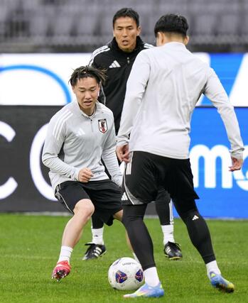 サッカーＷ杯アジア最終予選のオーストラリア戦に向け、最終調整する三戸（左）＝パース（共同）