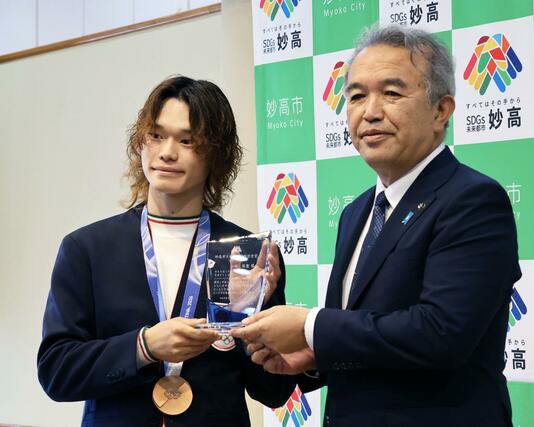 妙高市スポーツ特別栄誉賞を受賞した山田琉聖選手(左)と城戸陽二市長=7日、妙高市上町