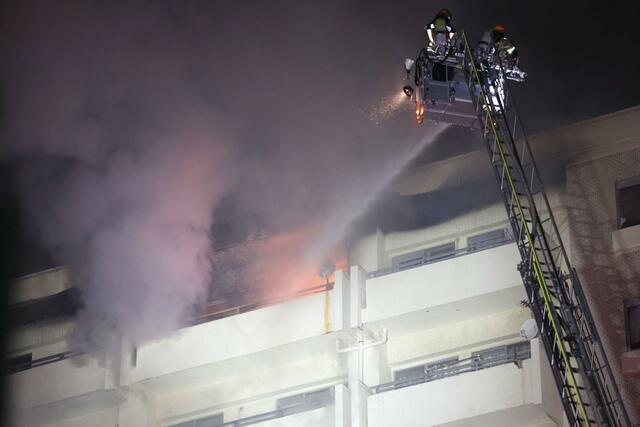 マンション火災の現場＝２５日、新潟市中央区