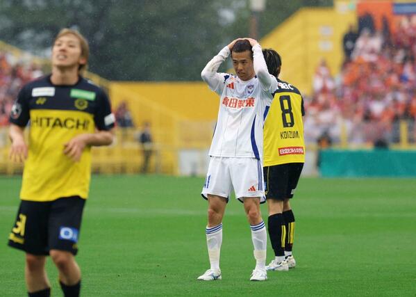 後半、シュートを枠外へ外し、頭を抱えるMF長谷川元希=三協フロンテア