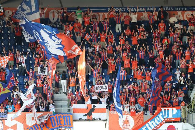 大きな声援を送る新潟サポーター＝パナソニックスタジアム吹田