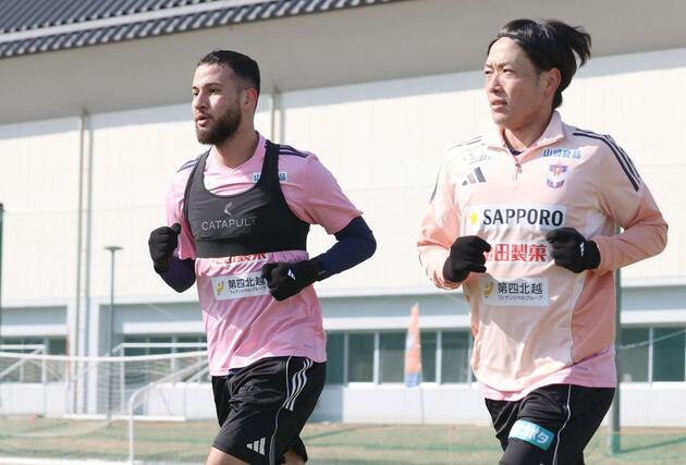 走り込むＦＷブーダ（左）とＭＦ星雄次＝宮崎県都城市