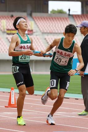 男子 中越の4区星野愁(左)が5区金澤崇眞にタスキを渡す=新潟市中央区